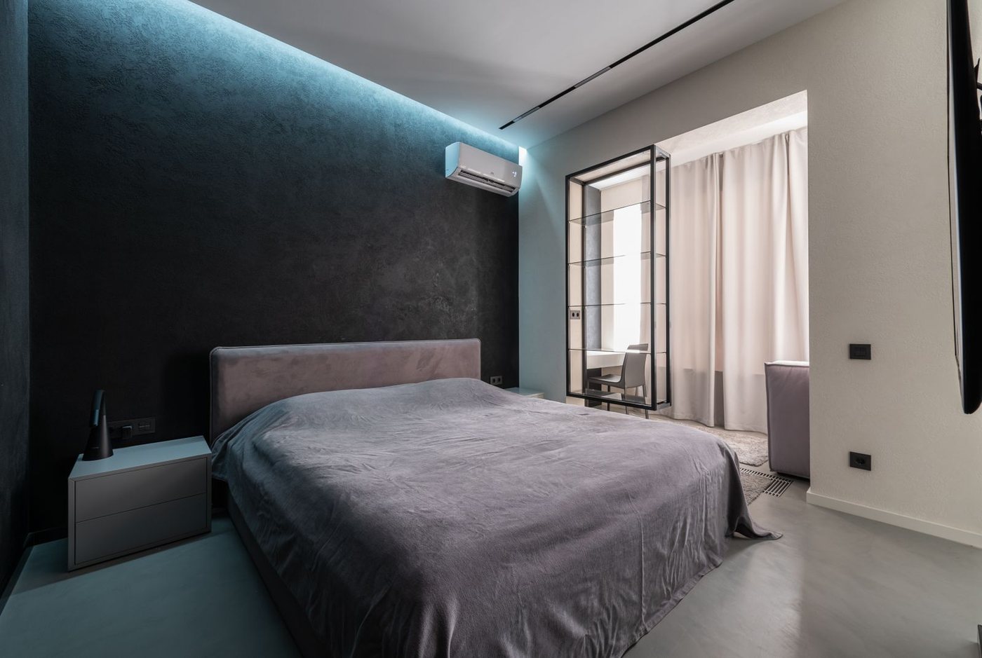 Kamar tidur sejuk dengan AC split terpasang rapi di dinding